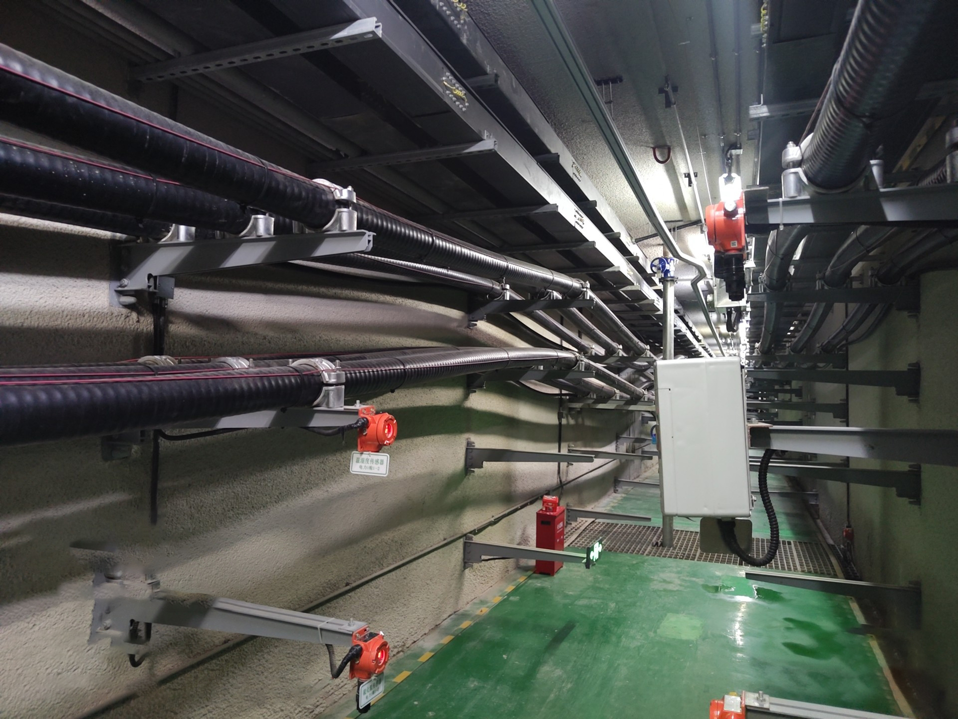 在隧道施工过程中，为什么需要可燃气体探测器？如何确保隧道施工安全进行？