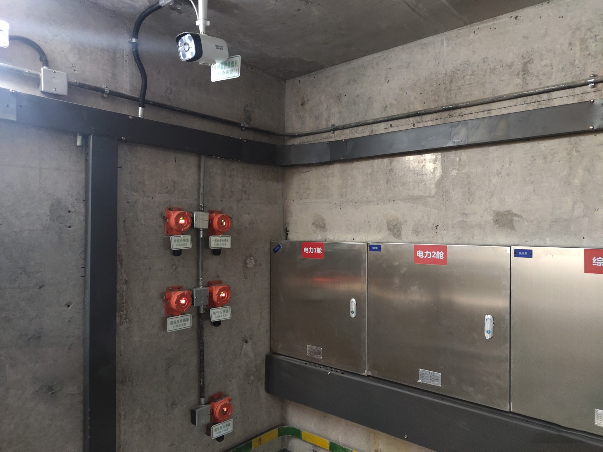 密闭空间内作业，如何使用气体检测仪进行安全检测？