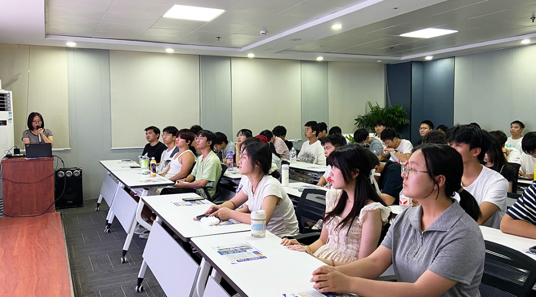 郑州大学计算机与人工智能学院新生走进驰诚BG视讯,BB电子官方网站首页,BBIN官方网站登录参观学习